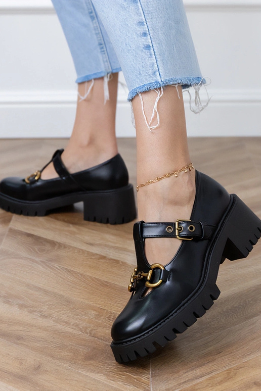 Zapatos negros con suela gruesa y...