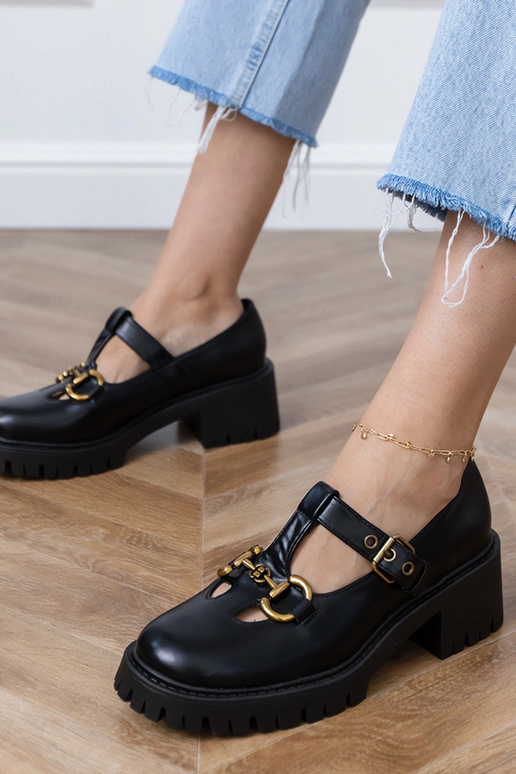 Zapatos negros con suela gruesa y...