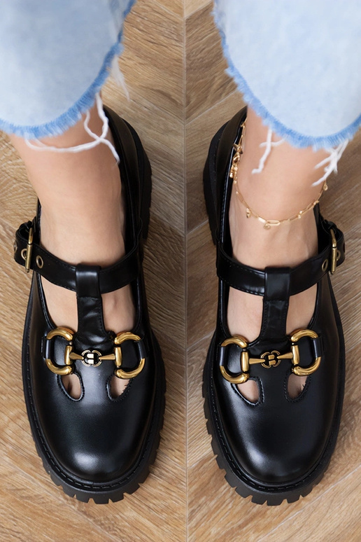 Zapatos negros con suela gruesa y...