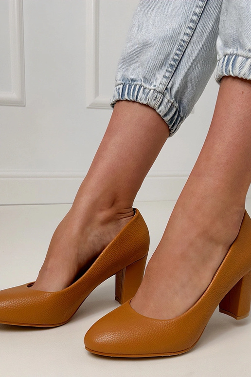 Sandalias clásicas marrones con tacón...