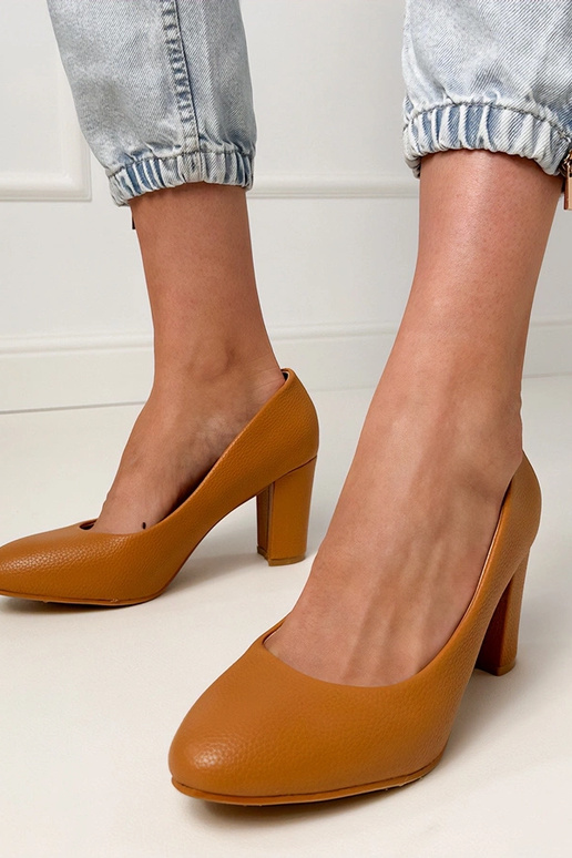 Sandalias clásicas marrones con tacón...