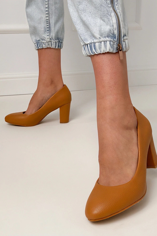 Sandalias clásicas marrones con tacón...