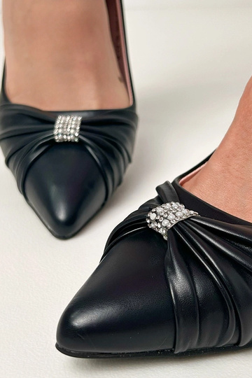 Sandalias clásicas negras con tacón de aguja y circonitas Bronney