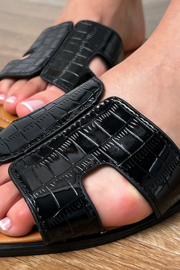 Chanclas negras de suela plana con patrón en relieve Sarini