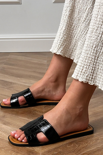 Chanclas negras de suela plana con patrón en relieve Sarini 2