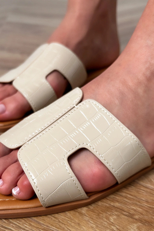 Chanclas color arena de suela plana...