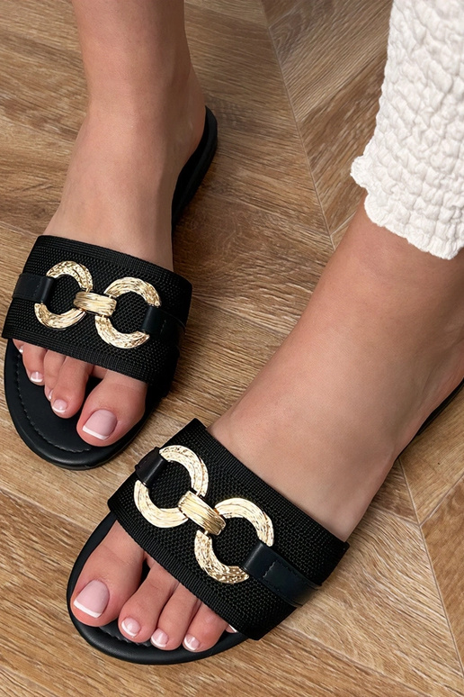 Zapatillas negras con decoración...