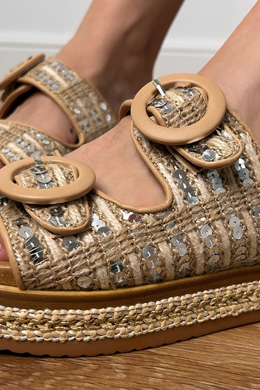 Zapatillas de color arena trenzadas... Zapatillas de color arena trenzadas...