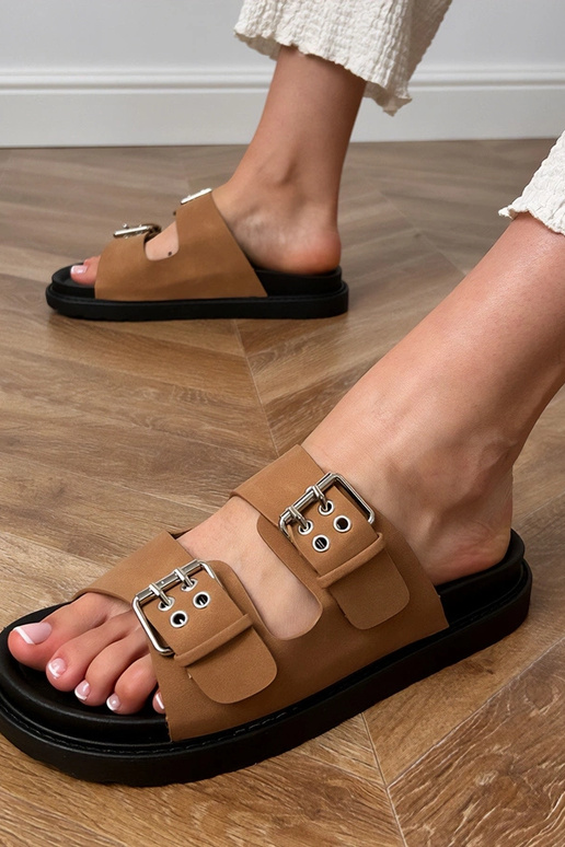 Zapatillas marrones con hebillas en... Zapatillas marrones con hebillas en...