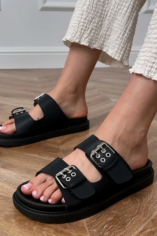 Zapatillas negras con hebillas en las...