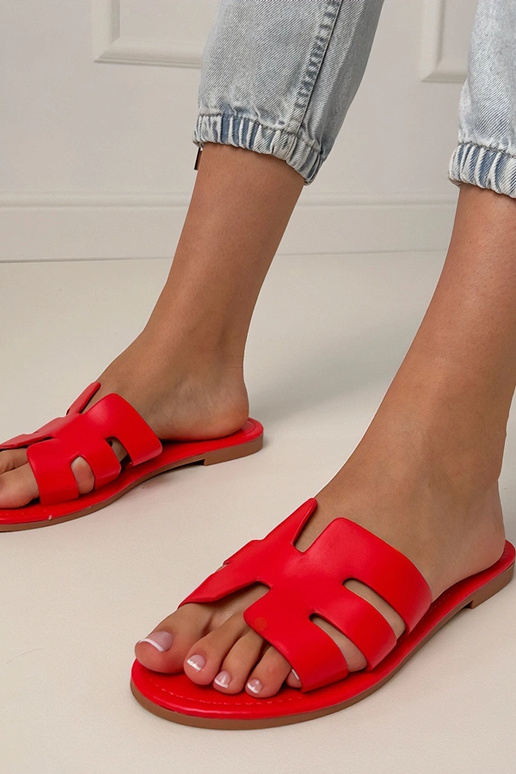 Zapatillas rojas decoradas con cortes...