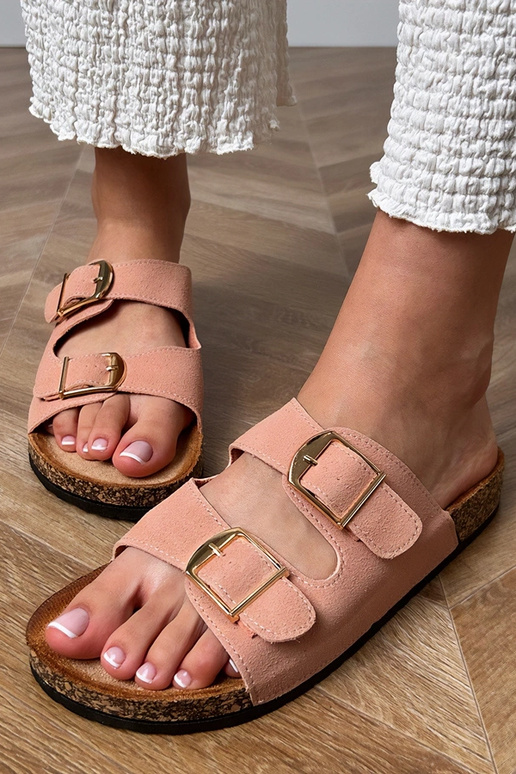 Chancletas rosas con hebillas sobre... Chancletas rosas con hebillas sobre...