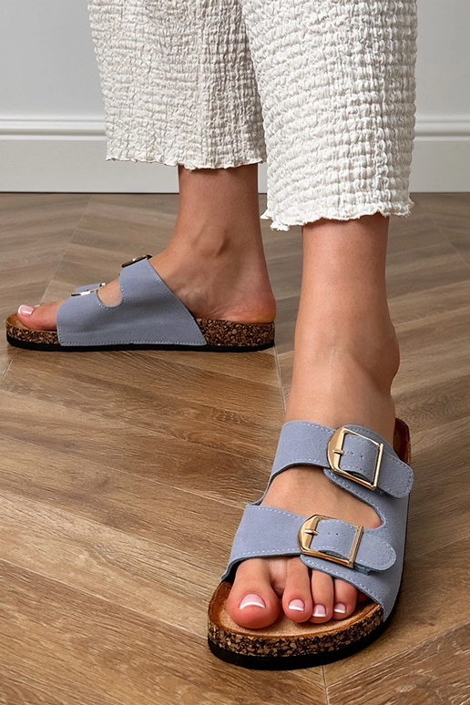 Chancletas azules con hebillas sobre... Chancletas azules con hebillas sobre...