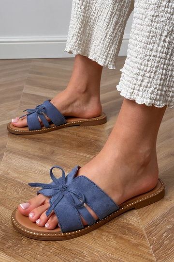 Chancletas azules con lazo y decoración en los bordes Favira 2
