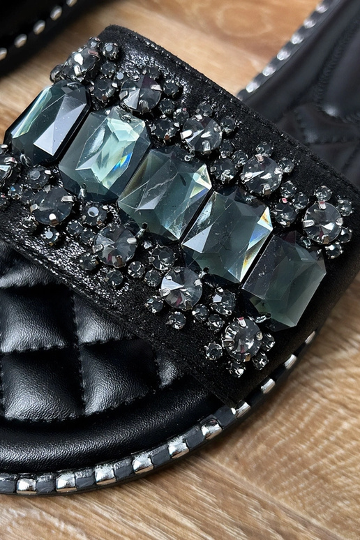 Chancletas negras decoradas con...