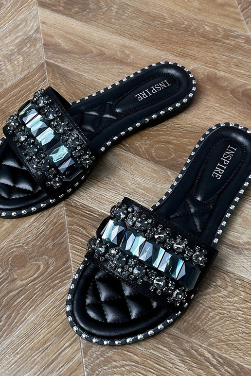 Chancletas negras decoradas con...