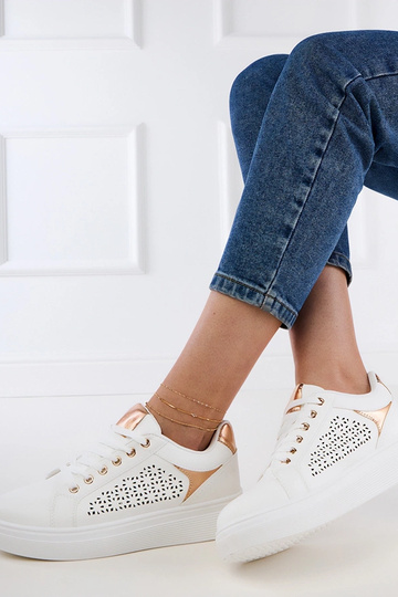 Zapatillas blancas con detalles dorados en plataforma Remmi