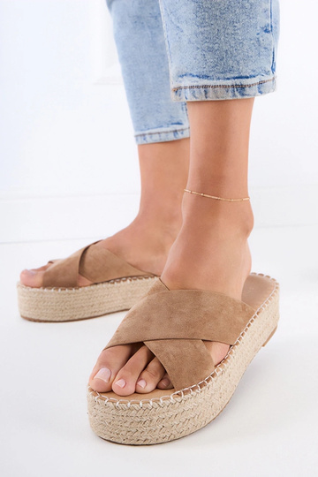 Chanclas tipo espadrille marrones con tiras en plataforma Jerisa 2