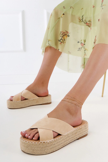 Chanclas tipo espadrille color arena con tiras en plataforma Jerisa