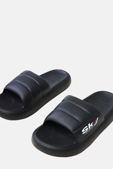 Zapatillas de goma negras...