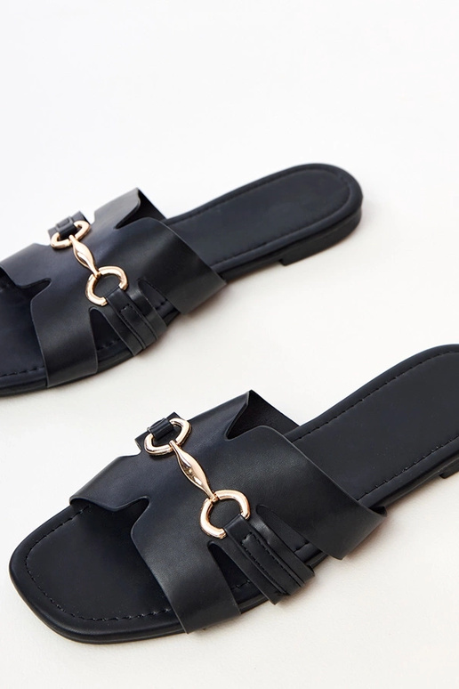 Zapatillas negras con decoración...