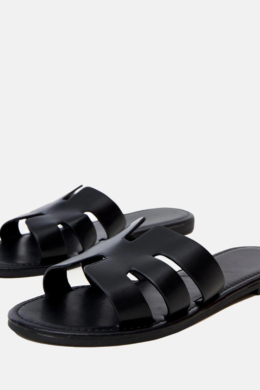 Zapatillas negras decoradas con...