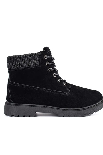 Los zapatos de mujer están...