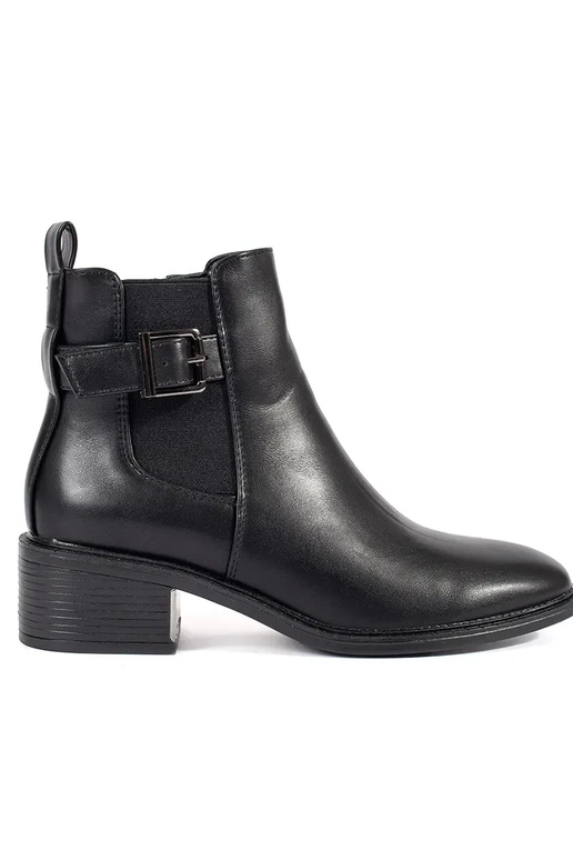 Zapatos modelo clásico en color negro... Zapatos modelo clásico en color negro...