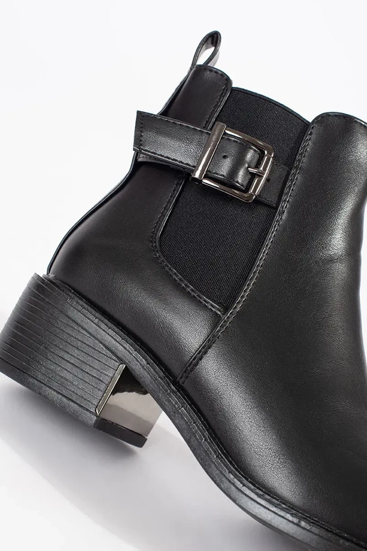 Zapatos modelo clásico en color negro... Zapatos modelo clásico en color negro...