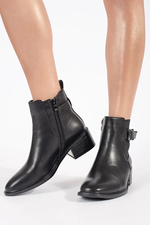 Zapatos modelo clásico en color negro... Zapatos modelo clásico en color negro...