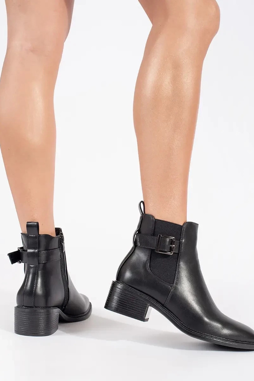 Zapatos modelo clásico en color negro... Zapatos modelo clásico en color negro...