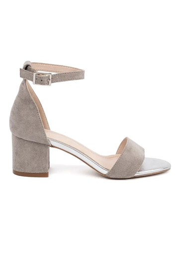 Sandalias con tacones...
