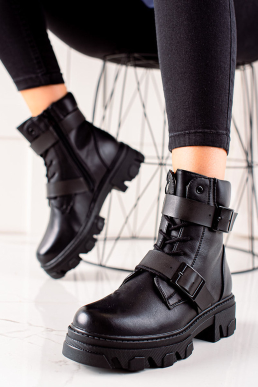 Botas de mujer con hebillas negras.