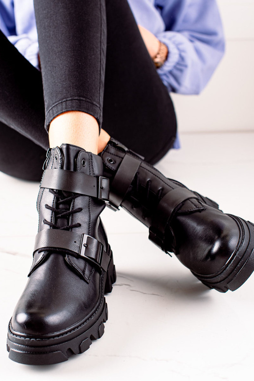 Botas de mujer con hebillas negras.