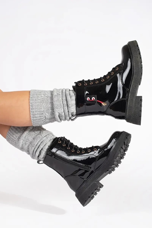 Zapatos negros brillantes con cordones