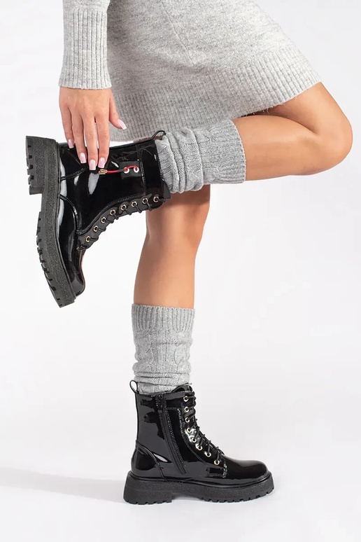 Zapatos negros brillantes con cordones