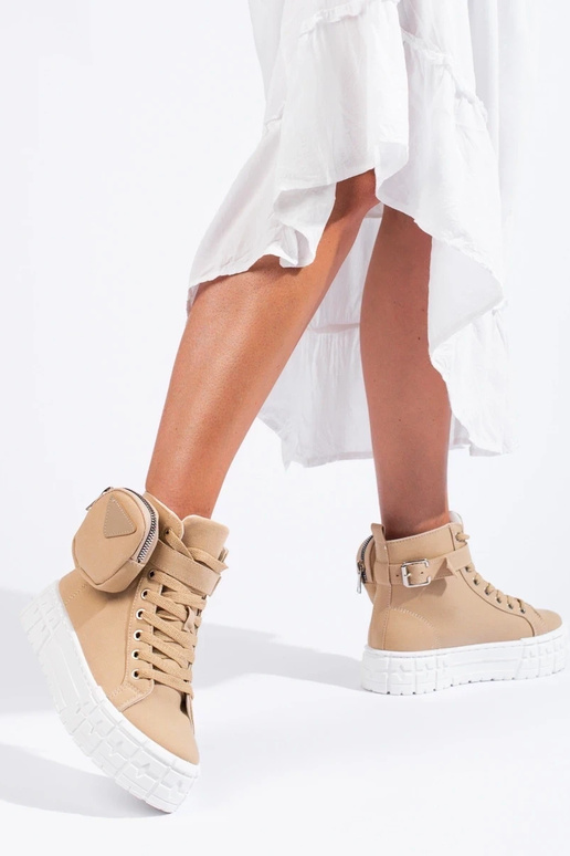 zapatos casuales con una plataforma...