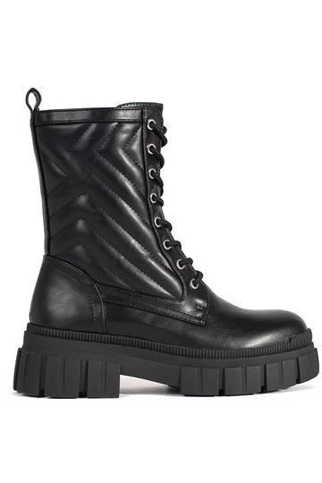 Botas con dibujo bordado