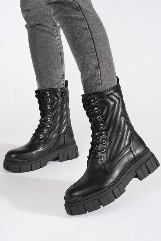 Botas con dibujo bordado