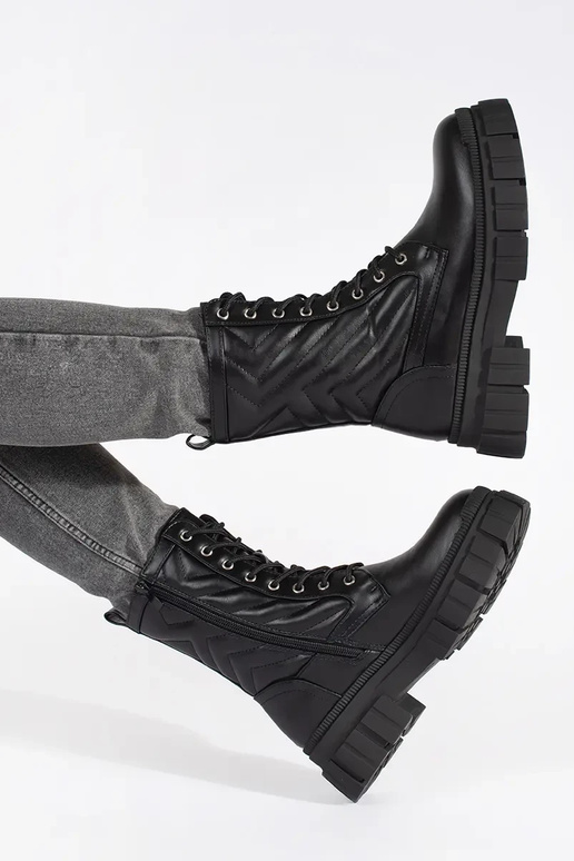 Botas con dibujo bordado