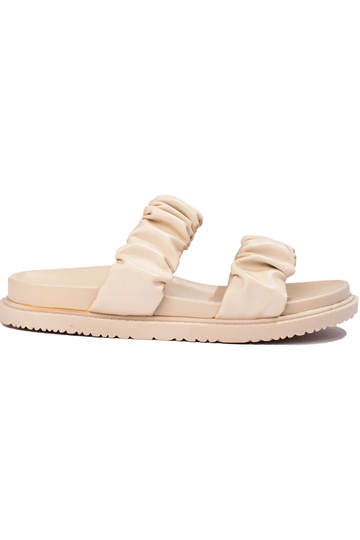 Pantuflas beige con hebillas