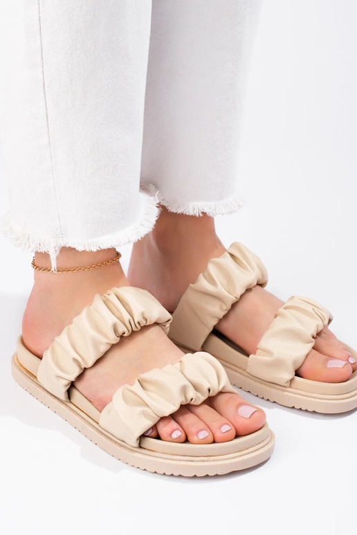 Pantuflas beige con hebillas