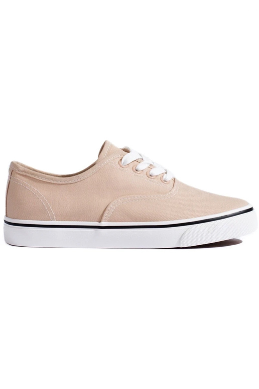 Zapatos cómodos modelo deportivo.