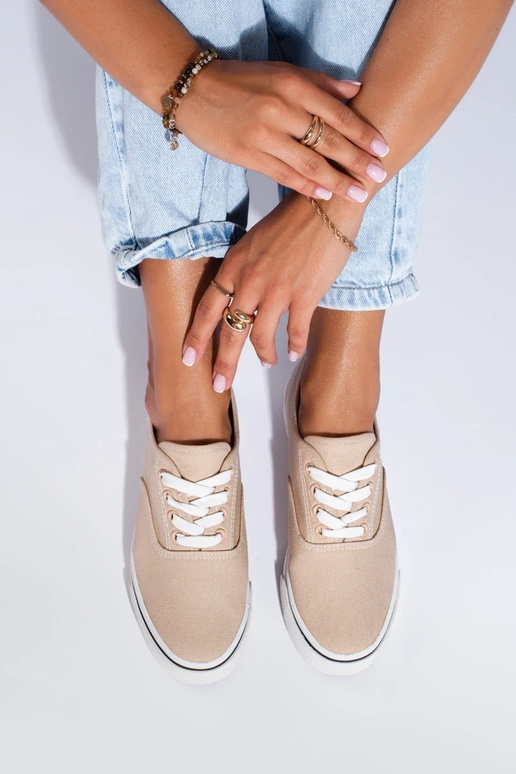 Zapatos cómodos modelo deportivo.