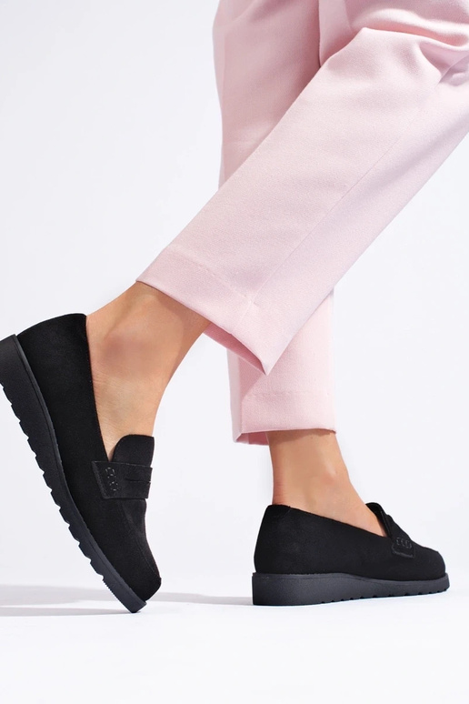 Botines de ante negro de modelo clásico.