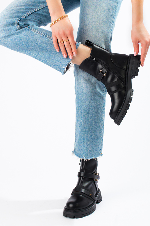 Botas negras de mujer con protección.