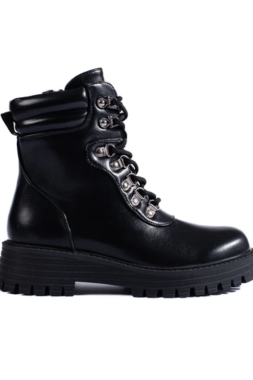 zapatos negros con cordones...
