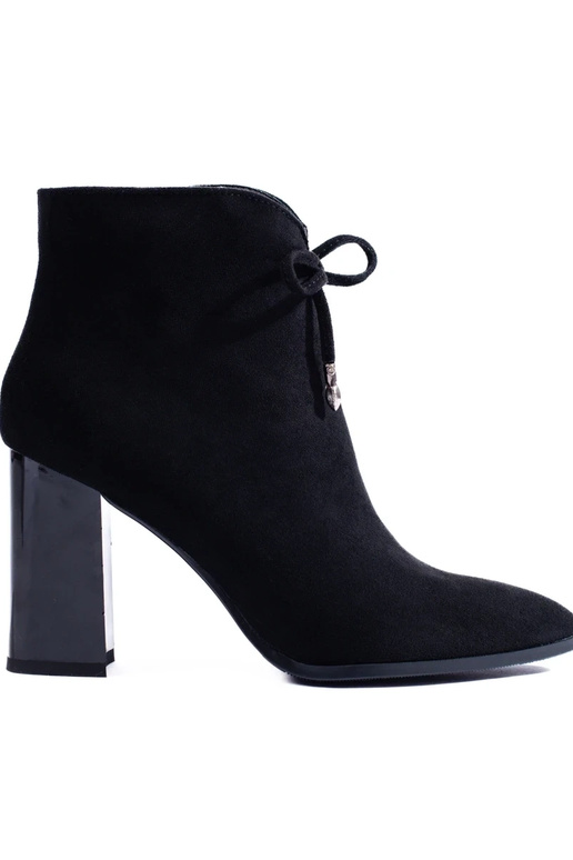 Botas de mujer en un poste alto. Botas de mujer en un poste alto.