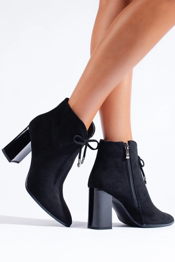 Botas de mujer en un poste... 2