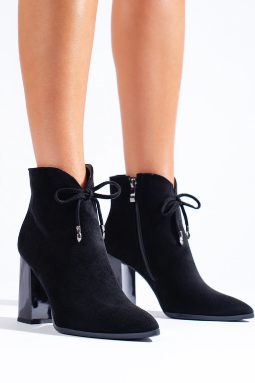 Botas de mujer en un poste alto. Botas de mujer en un poste alto.